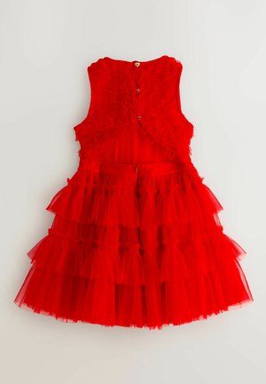 Rød tylkjole med en krop med flæser, lagdelt tylskørt med opsamlede detaljer og knaplukning bagpå.