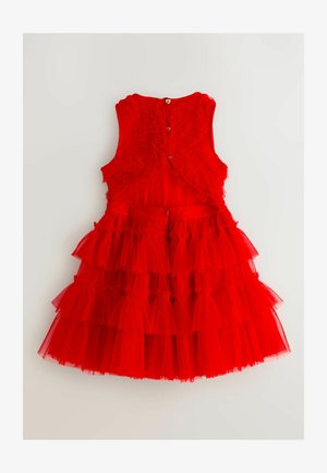 Vestito in tulle rosso con corpetto arricciato, gonna a strati con dettagli plissettati e chiusura con bottoni sul retro.