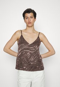 Top castanho de alças com decote em V, apresentando um padrão texturizado de riscas de zebra. Feito de um material suave, cai solto na cintura.