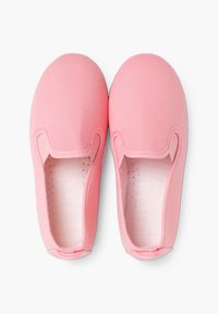 Zapatos slip-on de lona en color rosa claro con laterales elásticos, punteras redondeadas y un forro interior suave. Textura lisa con detalles de costura mínimos.