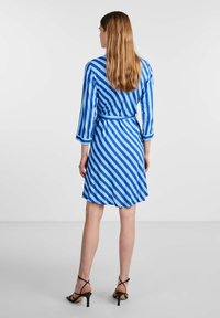 YAS YASSAVANNA 3/4 SHORT SHIRT DRESS - Tričkové šaty - surf the web