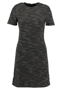 Sukienka z krótkim rękawem w czarno-białym teksturowanym materiale, o prostym kroju i subtelnym poziomym wzorze; zamek z tyłu.