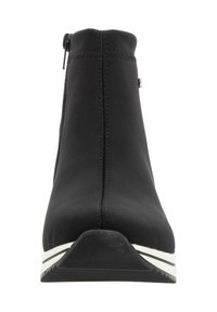 Schwarze Knöchelstiefel aus elastischem Stoff, mit einem Reißverschluss und einer weißen Gummisohle mit Streifen für Traktion und Unterstützung.