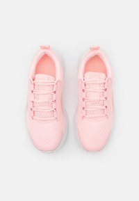 Zapatillas deportivas de color rosa claro con parte superior de malla, detalles texturizados y cordones tradicionales; cuentan con un cuello acolchado y una suela blanca.