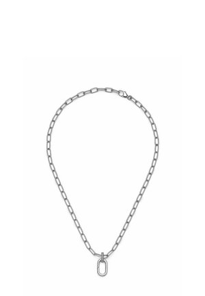 Collana in argento con maglie ovali allungate e un pendente ovale verticale con piccoli pietre incastonate su uno sfondo bianco.