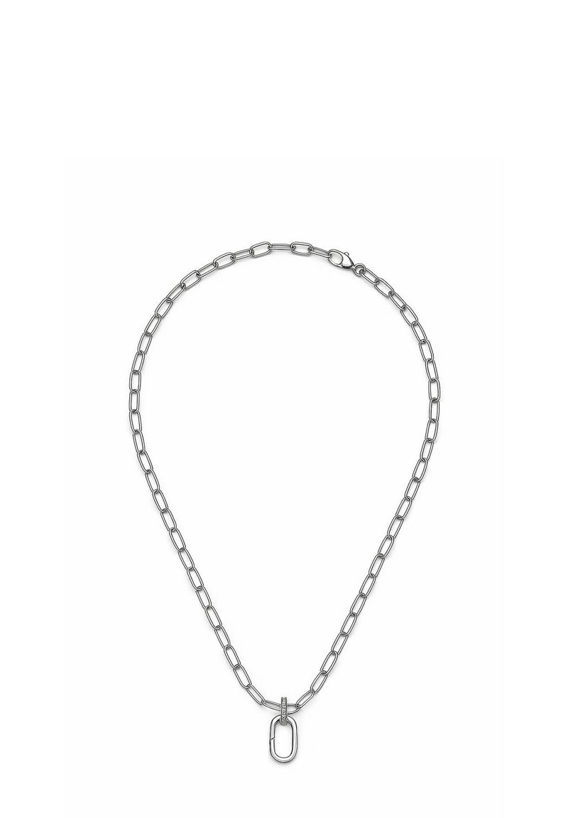 Collana in argento con maglie ovali allungate e un pendente ovale verticale con piccoli pietre incastonate su uno sfondo bianco.