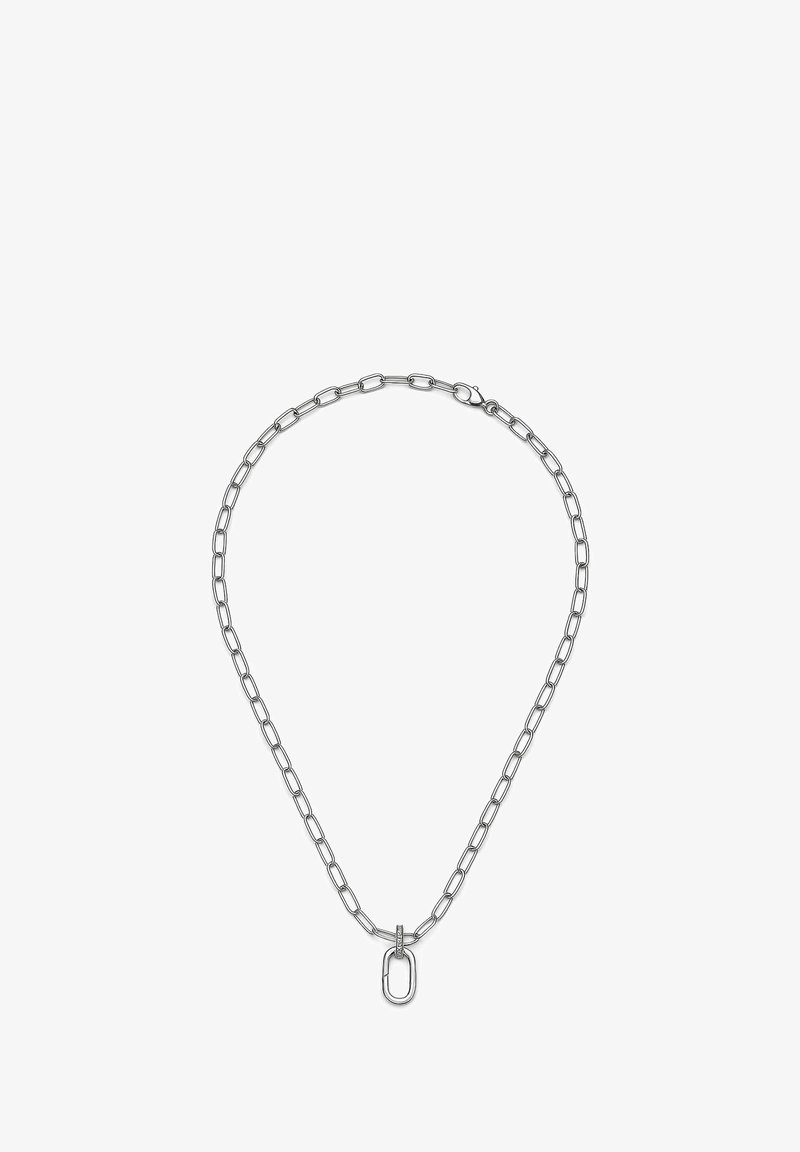 Collana in argento con maglie ovali allungate e un pendente ovale verticale con piccoli pietre incastonate su uno sfondo bianco.