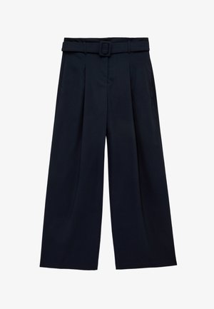 Navyblaue weite Hose mit Falten und passendem Stoffgürtel mit rechteckiger Schnalle in der Taille.