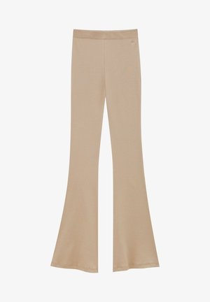 Pantalon beige taille haute évasé avec un haut ajusté et des jambes larges en cloche, présenté sur fond blanc.