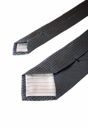 Texturerad mörkgrå slips med ett vävt mönster. Insidan har ett ljust tyg med tunna, färgglada ränder. Ändarna är spetsiga.