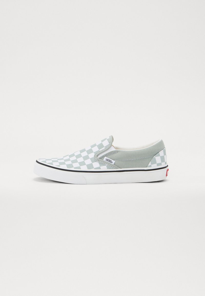 Kergesti jalga libisev sneaker, millel on heleda rohelise ja valge ruuduline muster, hall nahkaktsent ja valge kummist tallaga musta äärisega.