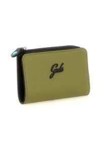 Portafoglio in pelle verde oliva compatto con logo "Gabs" nero, cerniera nera e targhetta di apertura cerniera turchese.