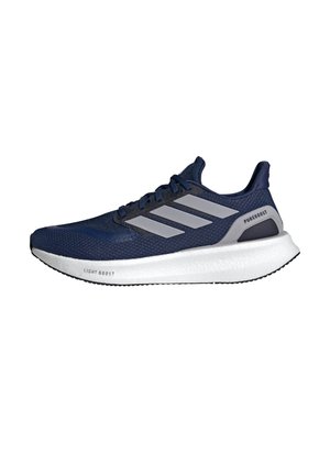 Scarpa da corsa navy con tomaia in mesh traspirante, caratterizzata da tre strisce bianche, una leggera intersuola Boost e una suola nera testurizzata.