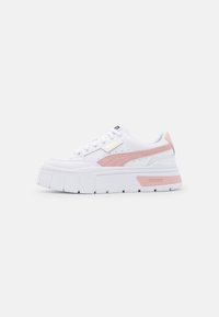 Białe sneakersy na platformie z różowymi akcentami. Górna część z gładkiej skóry, perforowane detale, okrągły nos i gruba, karbowana podeszwa z logo.