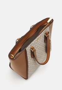 Borsa in pelle marrone e tessuto con motivo, con due manici, hardware color oro e apertura con zip. Design testurizzato con dettaglio del logo.