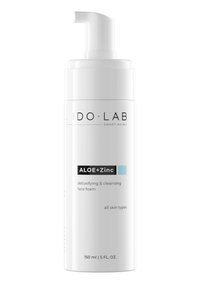 Biała butelka z pompką z etykietą "IDO LAB ALOE+Zinc", zawierająca 150 ml detoksykującej pianki do twarzy, zaprojektowanej dla wszystkich typów skóry.