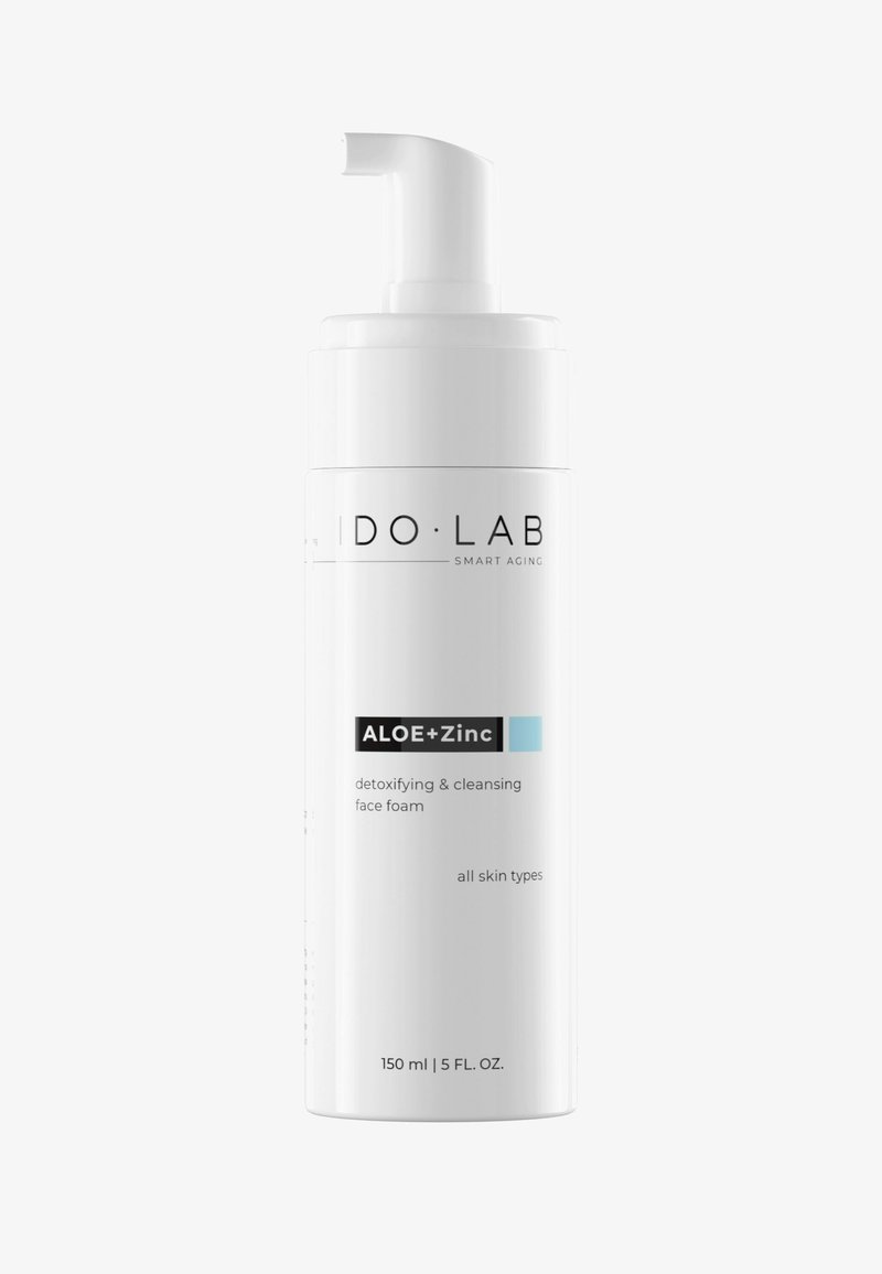 Biała butelka z pompką z etykietą "IDO LAB ALOE+Zinc", zawierająca 150 ml detoksykującej pianki do twarzy, zaprojektowanej dla wszystkich typów skóry.