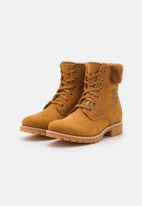 Bottines en cuir tan avec un col en fausse fourrure douce, un design à lacets et une semelle en caoutchouc robuste pour l'adhérence. Détail de logo estampé sur le côté.