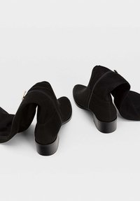 Stradivarius Botas mosqueteras - black