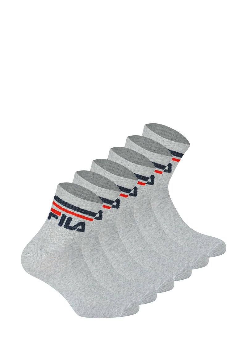 Grå bomuldsankelsokker med en sort og rød stribet kant og "FILA" logo. Sæt af flere sokker vist i en stakket arrangement.