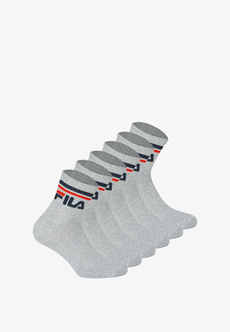 Chaussettes en coton grises à chevilles avec un bord rayé noir et rouge et le logo "FILA". Ensemble de plusieurs chaussettes présentées en empilement.