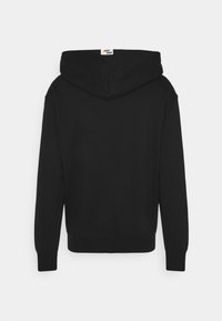 Svart luvtröja med slät textur, ribbade muddar och fåll. På baksidan sitter en vävd etikett med "JUMP MAN"-märke.