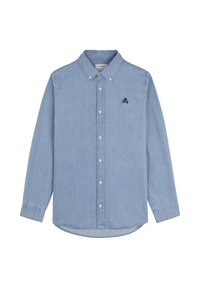 Camisa de mezclilla de manga larga azul clara con cuello abotonado, que presenta un pequeño logo de calavera azul oscuro en el lado izquierdo del pecho.