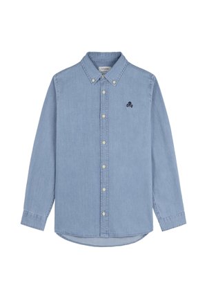 Camisa de mezclilla de manga larga azul clara con cuello abotonado, que presenta un pequeño logo de calavera azul oscuro en el lado izquierdo del pecho.