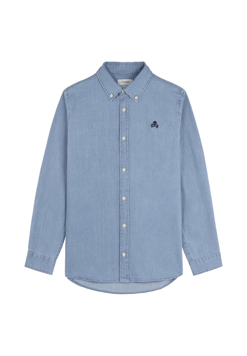 Camisa de mezclilla de manga larga azul clara con cuello abotonado, que presenta un pequeño logo de calavera azul oscuro en el lado izquierdo del pecho.