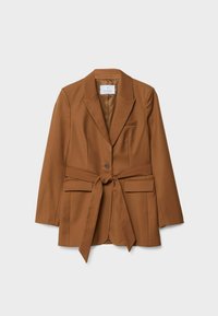 Veste marron ajustée avec revers crantés, un bouton unique et ceinture en tissu nouée à la taille, dotée de poches à rabat de chaque côté.