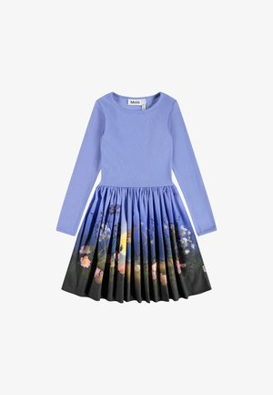 Rochie cu mânecă lungă, având un top cu textura în dungi de culoare albastră deschisă și o fustă grafică pliată cu motive florale și o bază cu un gradient închis.