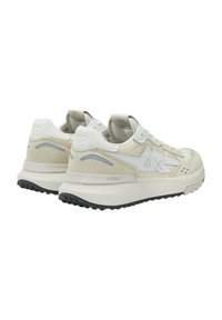 Sneakers beige con accenti bianchi, materiali in suede e mesh, design arrotondato, suola testurizzata, con logo e motivo discreto sul lato.