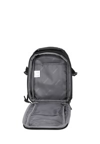 Zaino nero con interno in tessuto grigio con zip. Presenta diversi scomparti e sezioni imbottite per protezione e organizzazione.