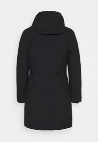 Svart isolerad parka med avtagbar huva, långa ärmar och insydd midja. Slät textur med en enkel, funktionell design.