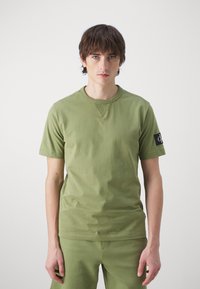 Calvin Klein Jeans BADGE REGULAR TEE - Basic póló - dark juniper