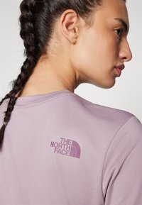 The North Face MOUNTAIN ATHLETICS FLEX TEE - Majica kratkih rukava s printom - purple chalk