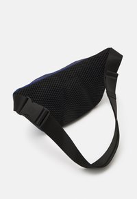 Czarna siateczkowa torba na ramię z niebieskim akcentem, wyposażona w regulowany pasek i solidną klamrę, zaprojektowana z myślą o praktyczności i komforcie.