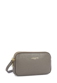 Pochette in pelle grigia con zip dorata e dettagli di branding. Dotata di una texture liscia e di una forma rettangolare compatta.