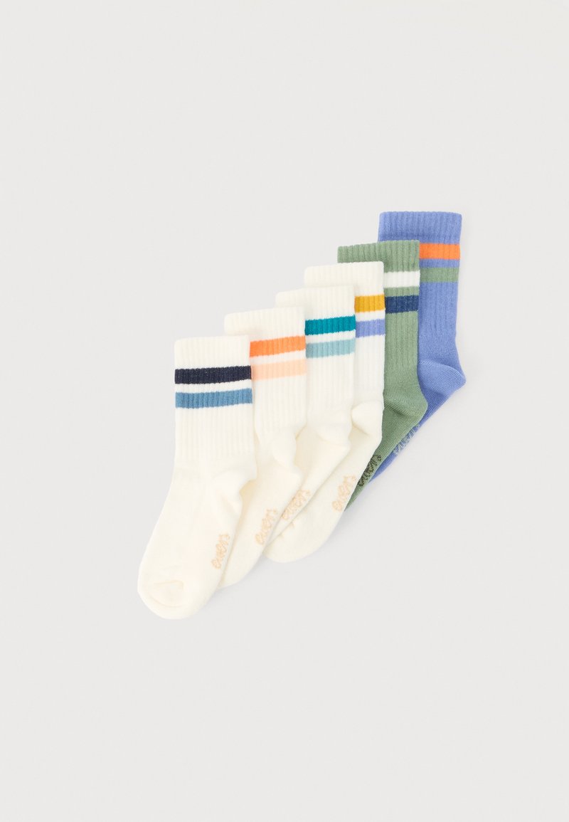 Six paires de chaussettes montantes côtelées en blanc, vert et bleu avec des rayures de couleurs différentes en haut, disposées côte à côte.