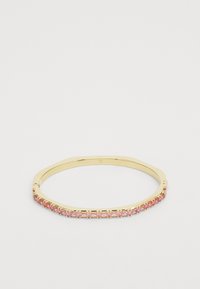 Bracelet en or avec un design rectangulaire lisse, ornée d'une rangée de pierres précieuses roses claires sur un côté.
