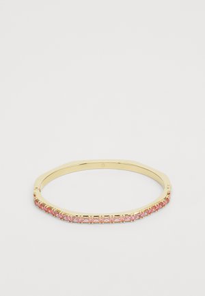 Złota bransoletka o gładkim, prostokątnym kształcie, z rzędem jasnoróżowych kamieni szlachetnych po jednej stronie.