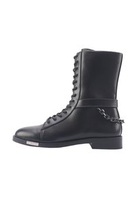 Stivaletto alla caviglia in pelle nera con lacci, dalla punta quadrata, con un accentuo decorativo in catena e un tacco basso a blocco. Texture liscia in tutto.