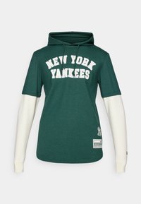 Zelená mikina s kapucňou a bielymi dlhými rukávmi, s veľkým nápisom "NEW YORK YANKEES", výšivka loga New Era na boku, nastaviteľná šnúrka.