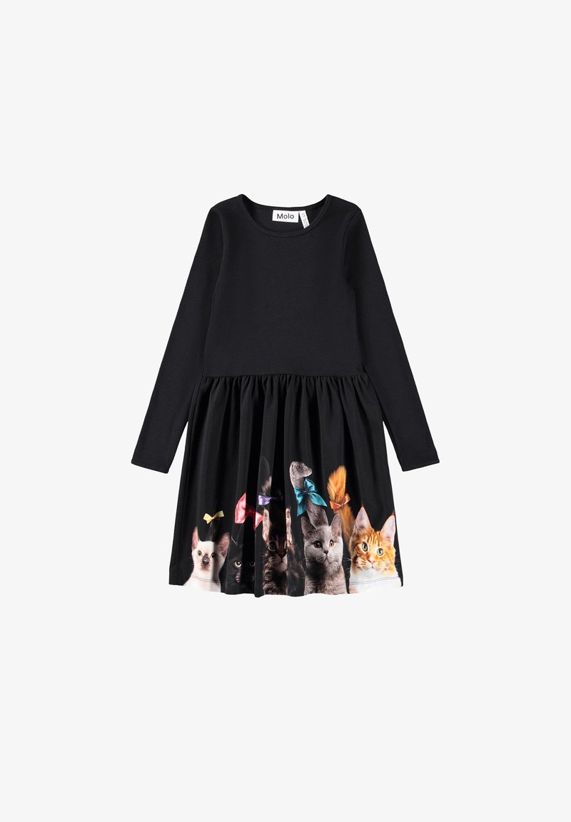 Robe noire à manches longues avec une jupe froncée présentant cinq chats de différentes couleurs portant des nœuds colorés le long de l'ourlet.