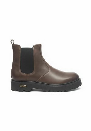 Stivaletto Chelsea in pelle marrone con pannelli laterali elastici neri e suola spessa in gomma nera con battistrada per la presa.
