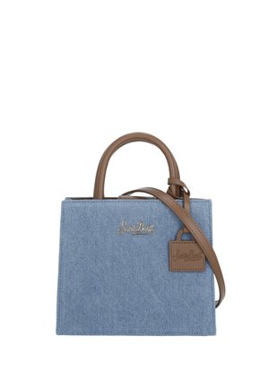 Borsa a mano rettangolare in denim blu con manici e tracolla in pelle marrone, con logo dorato "Saint Barth" e una targhetta marrone abbinata.