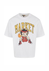 Balta kokvilnas t-krekls ar krāsainu zīmējumu, kurā attēlots tēls sarkanos šortos, turēdams basketbola bumbu, ar tekstu "MARKET" virs tā.