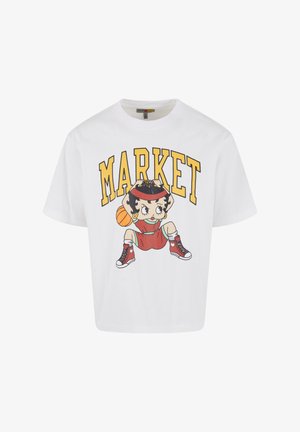 T-shirt en coton blanc arborant un design de cartoon coloré d'un personnage en shorts rouges, tenant un ballon de basket avec le texte "MARKET" au-dessus.