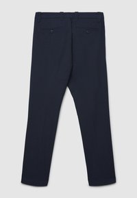 Pantaloni blu navy con design a gamba dritta, tasche posteriori con bottone e texture liscia. Presenta passanti per cintura in vita.
