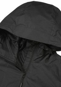 Chaqueta negra con capucha que presenta un material exterior suave, forro interior de malla, cremallera frontal y cordón ajustable en la capucha.
